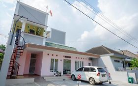 Reddoorz Near Rita Supermall Purwokerto 2